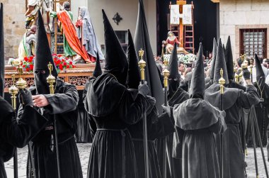 Zamora, İspanya - 25 Mart 2016: Geleneksel İspanyolca kutsal hafta (Semana Noel Baba) alay üzerinde Kutsal Cuma sokaklarda Zamora (Castilla y Leon), İspanya