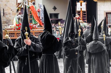 Zamora, İspanya - 25 Mart 2016: Geleneksel İspanyolca kutsal hafta (Semana Noel Baba) alay üzerinde Kutsal Cuma sokaklarda Zamora (Castilla y Leon), İspanya