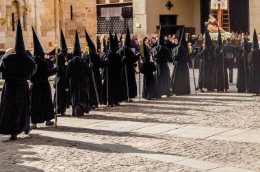 Zamora, İspanya - 25 Mart 2016: Geleneksel İspanyolca kutsal hafta (Semana Noel Baba) alay üzerinde Kutsal Cuma sokaklarda Zamora (Castilla y Leon), İspanya