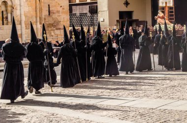 Zamora, İspanya - 25 Mart 2016: Geleneksel İspanyolca kutsal hafta (Semana Noel Baba) alay üzerinde Kutsal Cuma sokaklarda Zamora (Castilla y Leon), İspanya