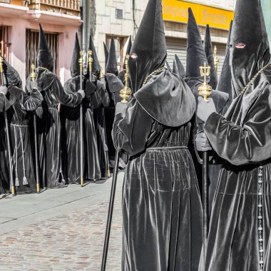 Zamora, İspanya - 25 Mart 2016: Geleneksel İspanyolca kutsal hafta (Semana Noel Baba) alay üzerinde Kutsal Cuma sokaklarda Zamora (Castilla y Leon), İspanya