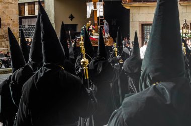 Zamora, İspanya - 25 Mart 2016: Geleneksel İspanyolca kutsal hafta (Semana Noel Baba) alay üzerinde Kutsal Cuma sokaklarda Zamora (Castilla y Leon), İspanya