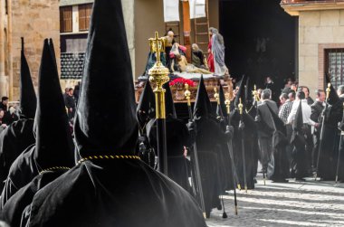 Zamora, İspanya - 25 Mart 2016: Geleneksel İspanyolca kutsal hafta (Semana Noel Baba) alay üzerinde Kutsal Cuma sokaklarda Zamora (Castilla y Leon), İspanya