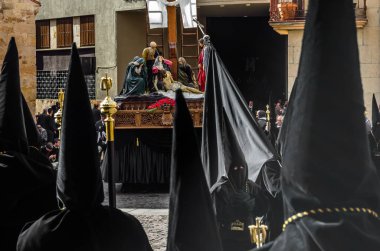 Zamora, İspanya - 25 Mart 2016: Geleneksel İspanyolca kutsal hafta (Semana Noel Baba) alay üzerinde Kutsal Cuma sokaklarda Zamora (Castilla y Leon), İspanya