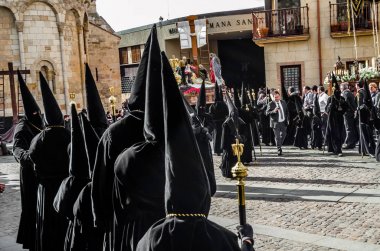 Zamora, İspanya - 25 Mart 2016: Geleneksel İspanyolca kutsal hafta (Semana Noel Baba) alay üzerinde Kutsal Cuma sokaklarda Zamora (Castilla y Leon), İspanya