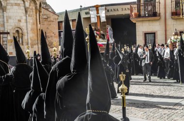 Zamora, İspanya - 25 Mart 2016: Geleneksel İspanyolca kutsal hafta (Semana Noel Baba) alay üzerinde Kutsal Cuma sokaklarda Zamora (Castilla y Leon), İspanya