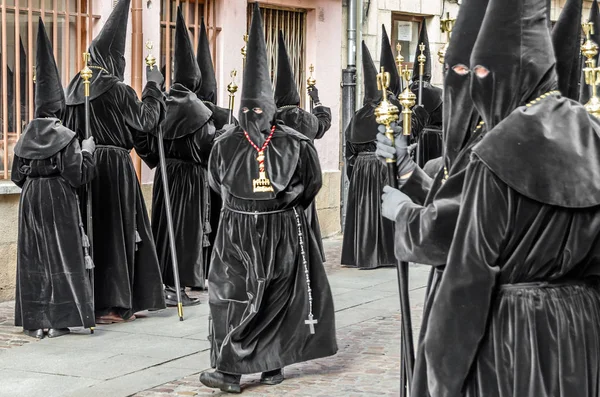 Zamora, İspanya - 25 Mart 2016: Geleneksel İspanyolca kutsal hafta (Semana Noel Baba) alay üzerinde Kutsal Cuma sokaklarda Zamora (Castilla y Leon), İspanya