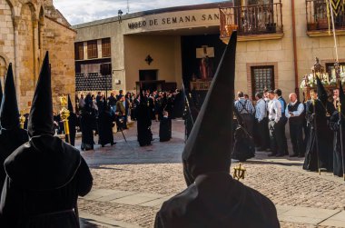 Zamora, İspanya - 25 Mart 2016: Geleneksel İspanyolca kutsal hafta (Semana Noel Baba) alay üzerinde Kutsal Cuma sokaklarda Zamora (Castilla y Leon), İspanya