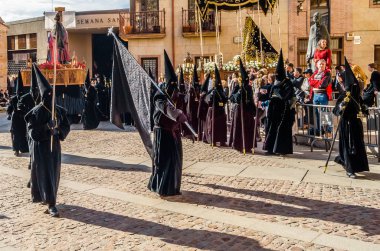 Zamora, İspanya - 25 Mart 2016: Geleneksel İspanyolca kutsal hafta (Semana Noel Baba) alay üzerinde Kutsal Cuma sokaklarda Zamora (Castilla y Leon), İspanya