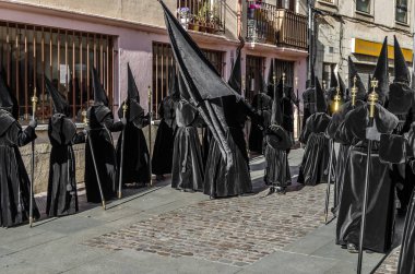 Zamora, İspanya - 25 Mart 2016: Geleneksel İspanyolca kutsal hafta (Semana Noel Baba) alay üzerinde Kutsal Cuma sokaklarda Zamora (Castilla y Leon), İspanya