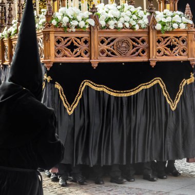 Zamora, İspanya - 25 Mart 2016: Geleneksel İspanyolca kutsal hafta (Semana Noel Baba) alay üzerinde Kutsal Cuma sokaklarda Zamora (Castilla y Leon), İspanya