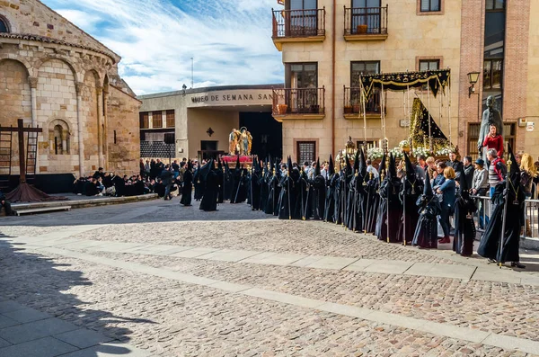 Zamora, İspanya - 25 Mart 2016: Geleneksel İspanyolca kutsal hafta (Semana Noel Baba) alay üzerinde Kutsal Cuma sokaklarda Zamora (Castilla y Leon), İspanya