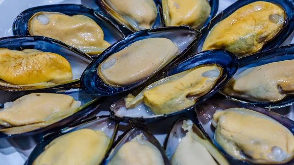 Plato de mejillones frescos —  Fotos de Stock