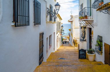 ALTEA, İspanya - 28 Aralık 2018: İspanya 'nın Alicante ilindeki Akdeniz beyaz köyünde dar sokaklar; renkli illüstrasyon