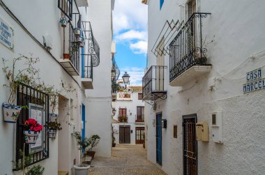 ALTEA, İspanya - 28 Aralık 2018: İspanya 'nın Alicante ilindeki Akdeniz beyaz köyünde dar sokaklar