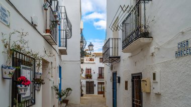 ALTEA, İspanya - 28 Aralık 2018: İspanya 'nın Alicante ilindeki Akdeniz beyaz köyünde dar sokaklar