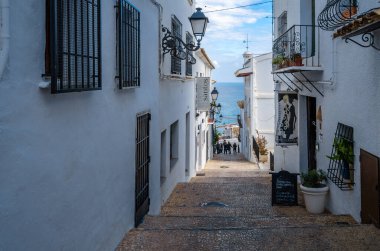 ALTEA, İspanya - 28 Aralık 2018: İspanya 'nın Alicante ilindeki Akdeniz beyaz köyünde dar sokaklar