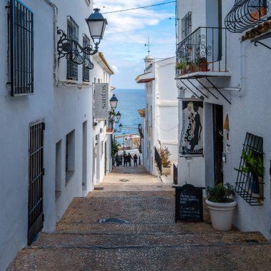 ALTEA, İspanya - 28 Aralık 2018: İspanya 'nın Alicante ilindeki Akdeniz beyaz köyünde dar sokaklar
