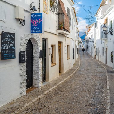 ALTEA, İspanya - 28 Aralık 2018: İspanya 'nın Alicante ilindeki Akdeniz beyaz köyünde dar sokaklar