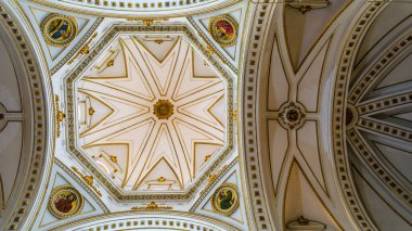 ALTEA, İSPAN - 28 Aralık 2018: İspanya 'nın Alicante ilindeki Akdeniz köyü Altea, Alicante' deki Güzel Katolik Kilisesi