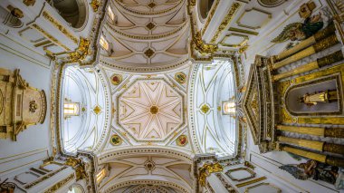 ALTEA, İSPAN - 28 Aralık 2018: İspanya 'nın Alicante ilindeki Akdeniz köyü Altea, Alicante' deki Güzel Katolik Kilisesi