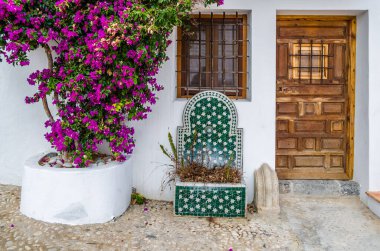 ALTEA, İspanya - 28 Aralık 2018: Mimari detay, İspanya 'nın Alicante ilindeki Altea köyünde beyaz bir ev ve pembe Bougainvillea çalılarının ön yüzünü gösteren tipik Akdeniz manzarası