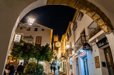 ALTEA, İspanya - 28 Aralık 2018: Tipik Akdeniz köyü Alicante, İspanya 'daki dar sokakları gece görüşü