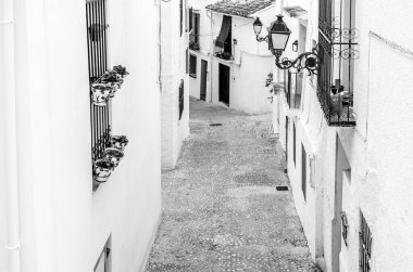 İspanya 'nın Alicante eyaleti, Akdeniz' in beyaz Altea köyünde mimarlık; siyah-beyaz görüntü