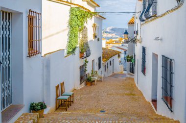 İspanya 'nın Alicante ilindeki Akdeniz beyaz köyü Altea' da mimari; renkli bir illüstrasyon