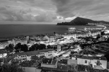 İspanya 'nın Alicante eyaleti, Altea Akdeniz köyünün alacakaranlıktaki görüntüsü; siyah-beyaz