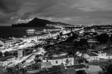 İspanya 'nın Alicante eyaleti, Altea Akdeniz köyünün alacakaranlıktaki görüntüsü; siyah-beyaz