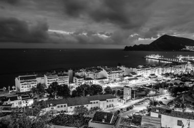 İspanya 'nın Alicante eyaleti, Altea Akdeniz köyünün alacakaranlıktaki görüntüsü; siyah-beyaz