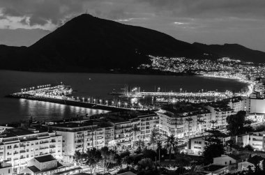 İspanya 'nın Alicante eyaleti, Altea Akdeniz köyünün alacakaranlıktaki görüntüsü; siyah-beyaz