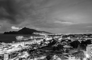 İspanya 'nın Alicante eyaleti, Altea Akdeniz köyünün alacakaranlıktaki görüntüsü; siyah-beyaz