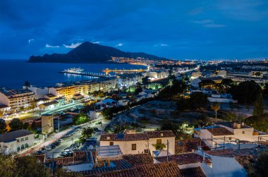 İspanya 'nın Alicante eyaleti, Altea Akdeniz köyünün alacakaranlıktaki manzarası