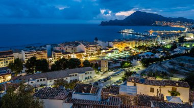 İspanya 'nın Alicante eyaleti, Altea Akdeniz köyünün alacakaranlıktaki manzarası