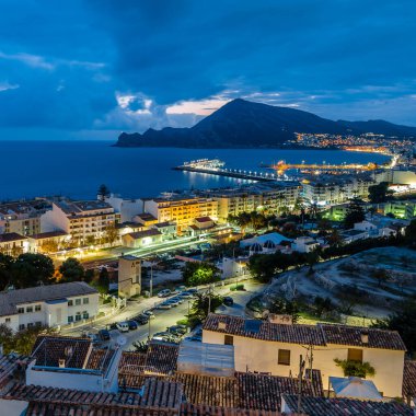 İspanya 'nın Alicante eyaleti, Altea Akdeniz köyünün alacakaranlıktaki manzarası