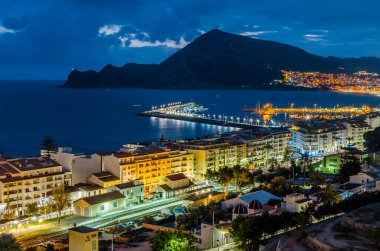 İspanya 'nın Alicante eyaleti, Altea Akdeniz köyünün alacakaranlıktaki manzarası