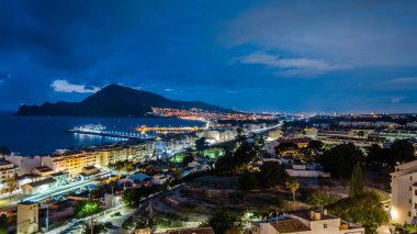 İspanya 'nın Alicante eyaleti, Altea Akdeniz köyünün alacakaranlıktaki manzarası