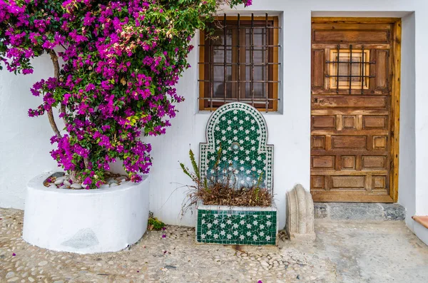 ALTEA, İspanya - 28 Aralık 2018: Mimari detay, İspanya 'nın Alicante ilindeki Altea köyünde beyaz bir ev ve pembe Bougainvillea çalılarının ön yüzünü gösteren tipik Akdeniz manzarası