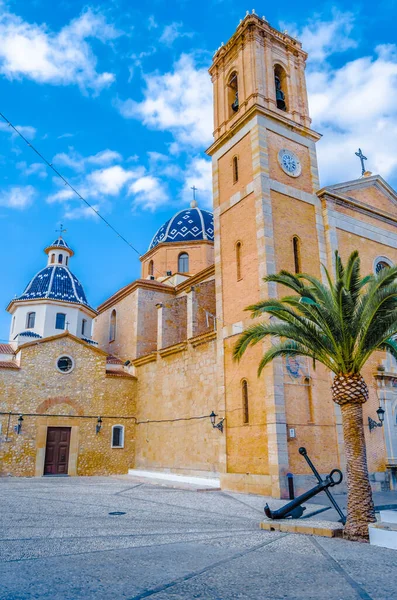 İspanya 'nın Alicante ilinin Akdeniz köyü Altea' da güzel bir teselli kilisesi; renkli bir illüstrasyon