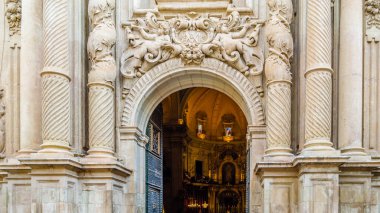 ELCHE, SPAIN - 29 Aralık 2018: Basilika 'daki insanlar, İspanya' nın Alicante eyaletinin Elche kentinde yerel bir bayram olan Bakire Festivali 'ni (