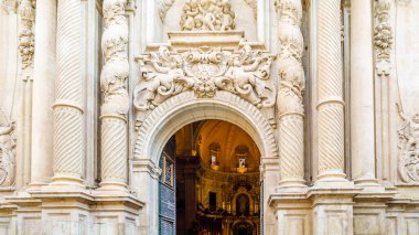 ELCHE, SPAIN - 29 Aralık 2018: Basilika 'daki insanlar, İspanya' nın Alicante eyaletinin Elche kentinde yerel bir bayram olan Bakire Festivali 'ni (