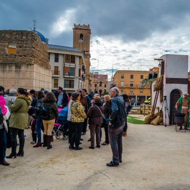 ELCHE, SPAIN - 29 Aralık 2018: İspanya 'nın Alicante ilinin Elche kasabasında, şato ve kasaba müzesi yakınlarında sergilenen bir Hıristiyan geleneği olan İsa' nın Doğumu sahnesi.