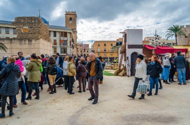 ELCHE, SPAIN - 29 Aralık 2018: İspanya 'nın Alicante ilinin Elche kasabasında, şato ve kasaba müzesi yakınlarında sergilenen bir Hıristiyan geleneği olan İsa' nın Doğumu sahnesi.