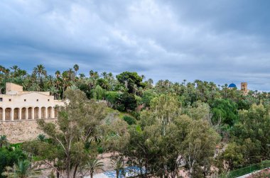 ELCHE, İspanya - 29 Aralık 2018: İspanya 'nın Alicante ilindeki Elche kasabasındaki Palmiye Korusu ve Vinalopo Nehri manzarası