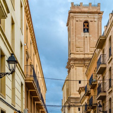 İspanya 'nın Alicante ilindeki Elche kasabasındaki Barok Bazilikası manzarası