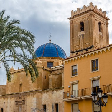 İspanya 'nın Alicante ilindeki Elche kasabasındaki Barok Bazilikası manzarası