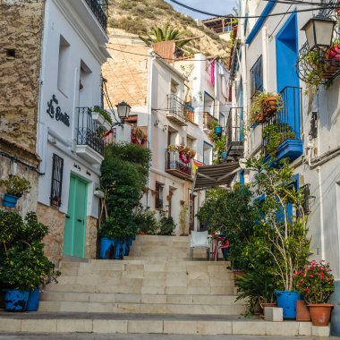 ALICANTE, İspanya - 27 Aralık 2018: Santa Cruz mahallesindeki eski Akdeniz kasabası Alicante, İspanya 'daki renkli evler ve dar sokaklar