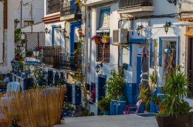 ALICANTE, İspanya - 27 Aralık 2018: Santa Cruz mahallesindeki eski Akdeniz kasabası Alicante, İspanya 'daki renkli evler ve dar sokaklar